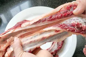 炖牛腩到底要不要焯水？原来广东人最讲究，怪不得做出来喷香好吃视频封面