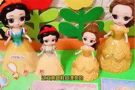 儿童玩具：白雪贝儿都有漂亮的贴纸，你们觉得谁的好看