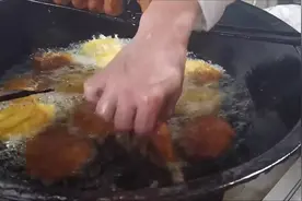 真下油锅！河南一大叔30年练就绝技，徒手下滚油锅捞糖糕不受伤视频封面