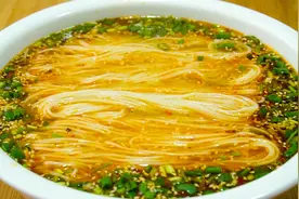 酸辣面怎么做好吃？汤料才是关键，家常做法教会你，一碗不够过瘾