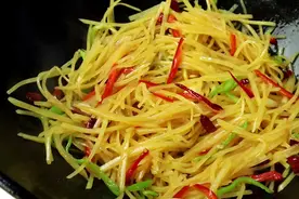 难怪饭店的土豆丝那么好吃，原来大厨是这样做的，爽脆开胃超下饭