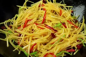 难怪饭店的土豆丝那么好吃，原来大厨是这样做的，爽脆开胃超下饭