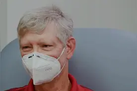 大叔脚趾长出大肿块，竟已存在了30年，医生手术出现棘手问题视频封面