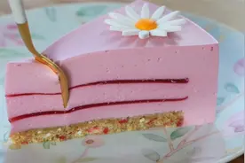 用奶酪和覆盆子来做一个奶酪覆盆子蛋糕，学起来吧视频封面