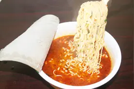 泡方便面时，好多人第一步就做错了，教你泡面的正确方法