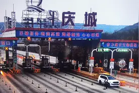 【路况微直播】4月8日18:50 G22庆城站附近发生交通事故！