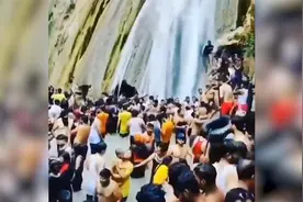 现场！印度大批民众扎堆到瀑布下洗澡 人挨人挤成一团 都不戴口罩视频封面