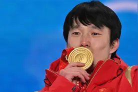 齐广璞泪洒颁奖广场 现场含泪亲吻金牌 四届冬奥老将终圆梦视频封面