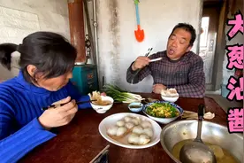东北农村夫妻守着葱堆吃大葱沾酱！猜猜一顿能吃多少？吃的真香视频封面