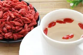 枸杞泡水对人有很多的好处，但不注意的话，也是有危害的！