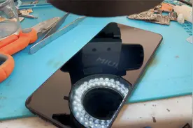 红米9能开机屏幕看不见，灯光下能看见图案，拆开找找哪里的问题视频封面