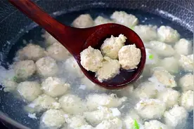 煮丸子看似简单其实有诀窍，很多人沸水下锅，难怪丸子没弹性视频封面