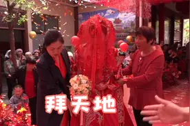 河南农村婚礼，新娘下车点麻秸烧犁耙，传统拜天地视频封面