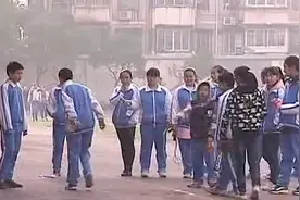 初中生校服收费2300元，家长直呼负担重 校方：别人都穿你不穿？