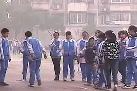 初中生校服收费2300元，家长直呼负担重 校方：别人都穿你不穿？