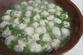 周末来一盆清汤猪肉丸，汤鲜味美，一看就会做，上桌汤也喝光光