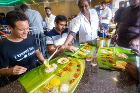 印度快餐用“香蕉叶”当碗，上面放14种美食，一份才卖8块钱