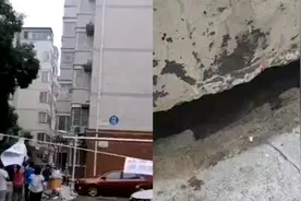 河南郑州一小区房屋突然倾斜楼体晃动，居民奋力呼喊住户下楼视频封面