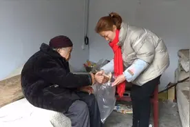 春节家人不团聚了，97岁奶奶各式各样拾掇一大兜，给小静带走视频封面