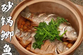 餐厅特色鲫鱼用砂锅焗太简单,肉质鲜嫩,入口即化,吃起来真爽！