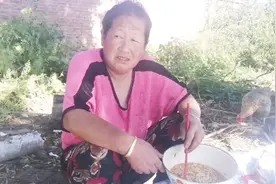 这个老太太，一边吃方便面一边说要干很多活，好像有使不完的劲啊视频封面