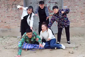 哥哥外出打工十年却空手回家，找妹妹借了10000块，临走留下惊喜视频封面