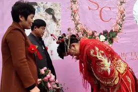 新娘改口喊爸妈并向爸妈三鞠躬视频封面