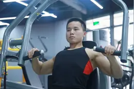 器械坐姿推胸教学，正确的坐姿是关键，有效增强上肢力量