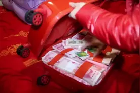 湖南一姑娘出嫁，妈妈陪嫁一大皮箱现金还有两张银行卡，好霸气视频封面