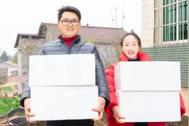 快过年了给丈母娘寄年货，看看小伙儿都准备了些什么视频封面