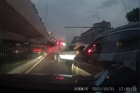合肥女士开车真是差点意思，插队不打灯不看后视镜，硬挤就上视频封面