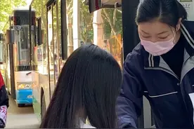 市民建议：公交扫码下车时人多会拥挤，可否多贴几张乘车二维码?视频封面