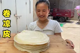 媳妇在家做卷凉皮，想要凉皮筋道不开裂，记住这三点准能成