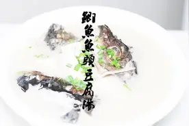 怎么把鱼头汤炖成奶白色？重庆师傅亲自演示，揭开美味背后的秘密
