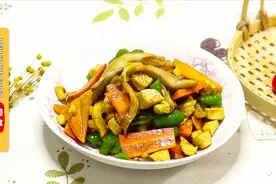鸡丁的最新做法，就用鲜蘑菇炒，做法简单，营养美味视频封面
