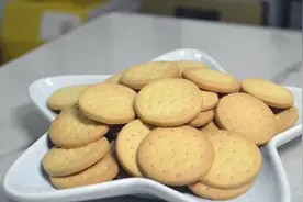 在家制作营养丰富的小饼干，薄脆香甜，没有任何添加剂，超好吃！