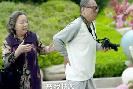 老大爷逛公园太高兴，拍照不小心把腰给闪了，还好遇热心大妈搀扶视频封面