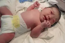 刚出生的小婴儿适应力强，哭了一会就安静了，接下来的举动太可爱视频封面