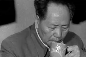 毛泽东嗜茶，尤喜隔夜浓茶，自用茶杯与客人用杯只有一处差别视频封面