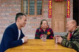 王刚外出学习鲁菜技艺与家人道别，四伯千叮万嘱只盼后辈学有所成