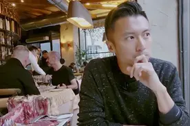 谢霆锋现场吃生牛排，直言：不是每个人都可以接受！众明星吃生肉