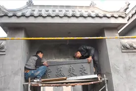 农村自建中式小院！百斤砖雕匾额才刚落定！门楼瞬间就有了新模样视频封面