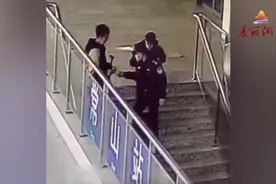 18岁男孩独自带80岁奶奶坐过火车去上海求医，民警的这一背太暖心视频封面