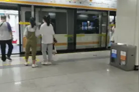 地铁内能拍照吗？一市民地铁内拍路人被制止，记者实地探访