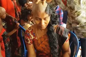 印度女子体验一次赶集式剃发，往头上淋一盆水，再用剃刀剃光头发视频封面