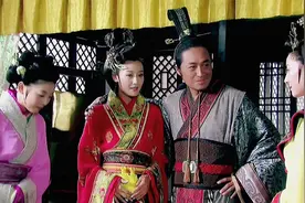 王妃把枕头塞进衣服里，假装怀孕视频封面