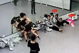 女生在舞蹈课上练点翻，转到停不下来给老师一拳，旁边同学笑疯了视频封面