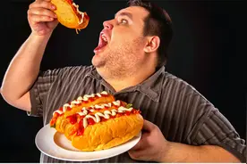 多吃火锅和甜食很容易引起甘油三脂偏高，医生不建议体检前多吃。视频封面