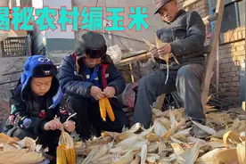 农村玉米为啥挂房上！小朋友用系红领巾的办法，掌握了编玉米技巧