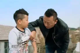 石头吃面把碗打翻，郭涛直呼：多大的孩子了！郭涛石头的相处日常视频封面